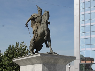 statue of skanderbeg in pristina